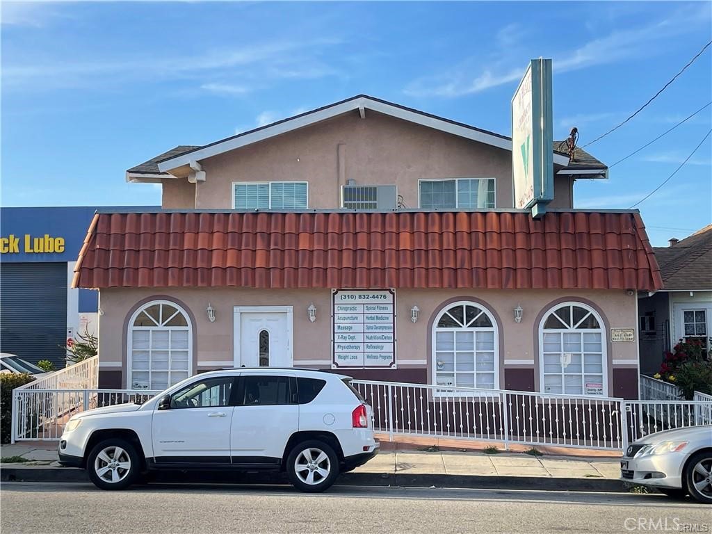 Four unit mixed use building on the corner of West 7th Street & South Gaffey Street in San Pedro, Two residential units upstairs, One office unit & One medical office unit downstairs. High traffic location, two commercial units has been renovated. Low maintenance.