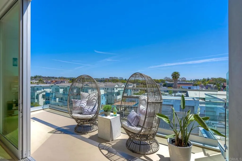 Carlsbad, California 92008, United States, 3 Bedrooms Bedrooms, ,4 BathroomsBathrooms,Residential,Contingent,154441