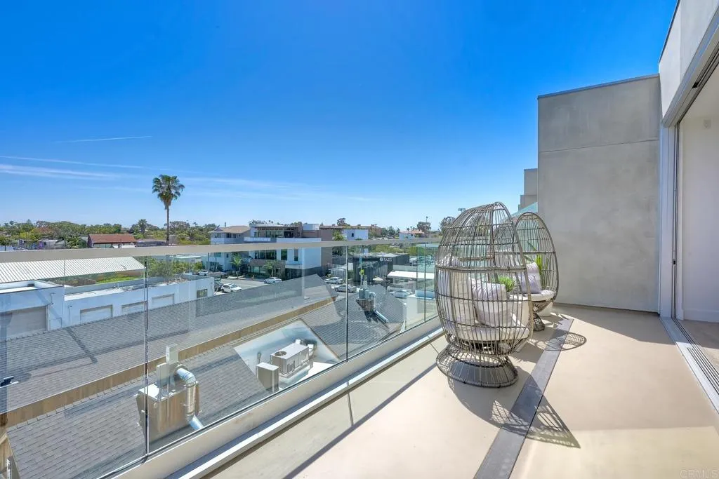 Carlsbad, California 92008, United States, 3 Bedrooms Bedrooms, ,4 BathroomsBathrooms,Residential,Contingent,154441