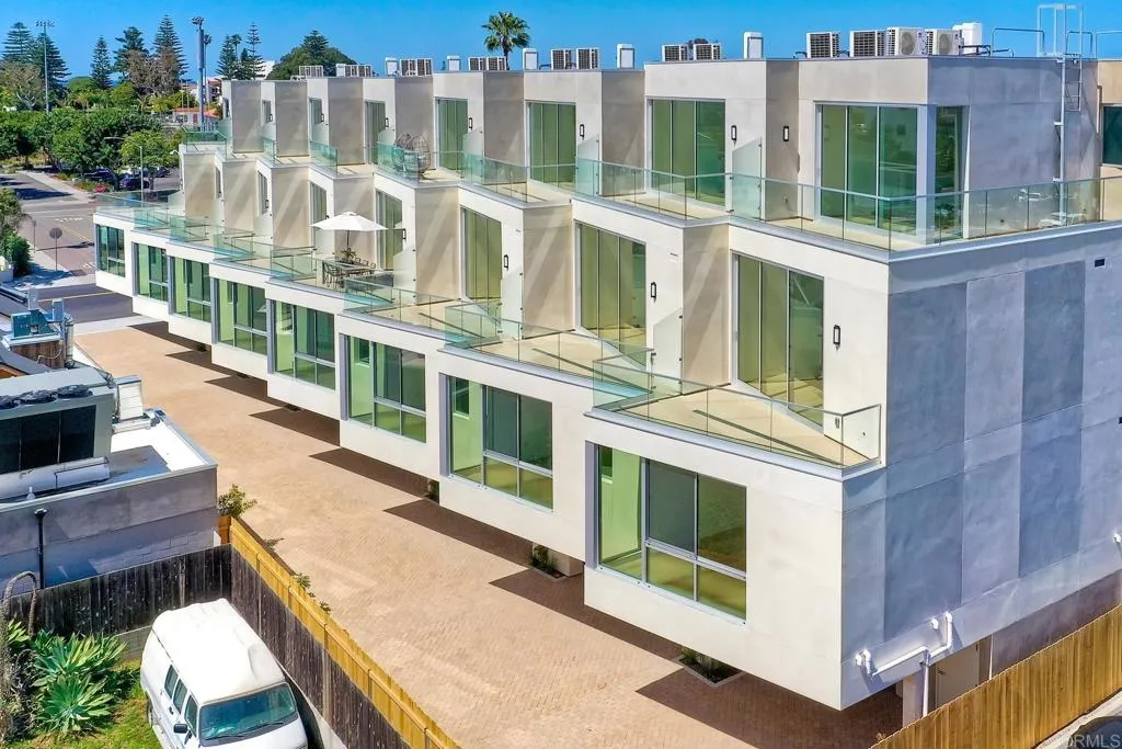 Carlsbad, California 92008, United States, 3 Bedrooms Bedrooms, ,4 BathroomsBathrooms,Residential,Contingent,154441