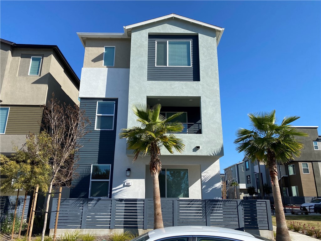Photo 1 of 2 of 909 E 2nd Street condo