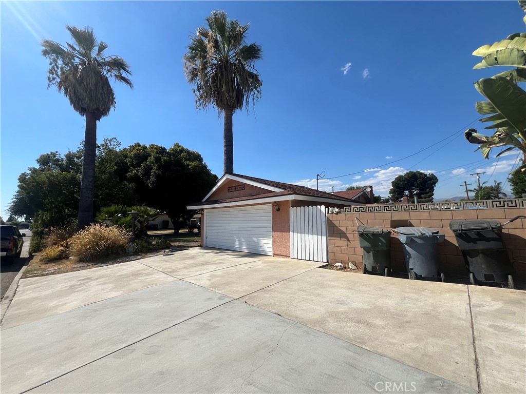 623 E Navilla Place