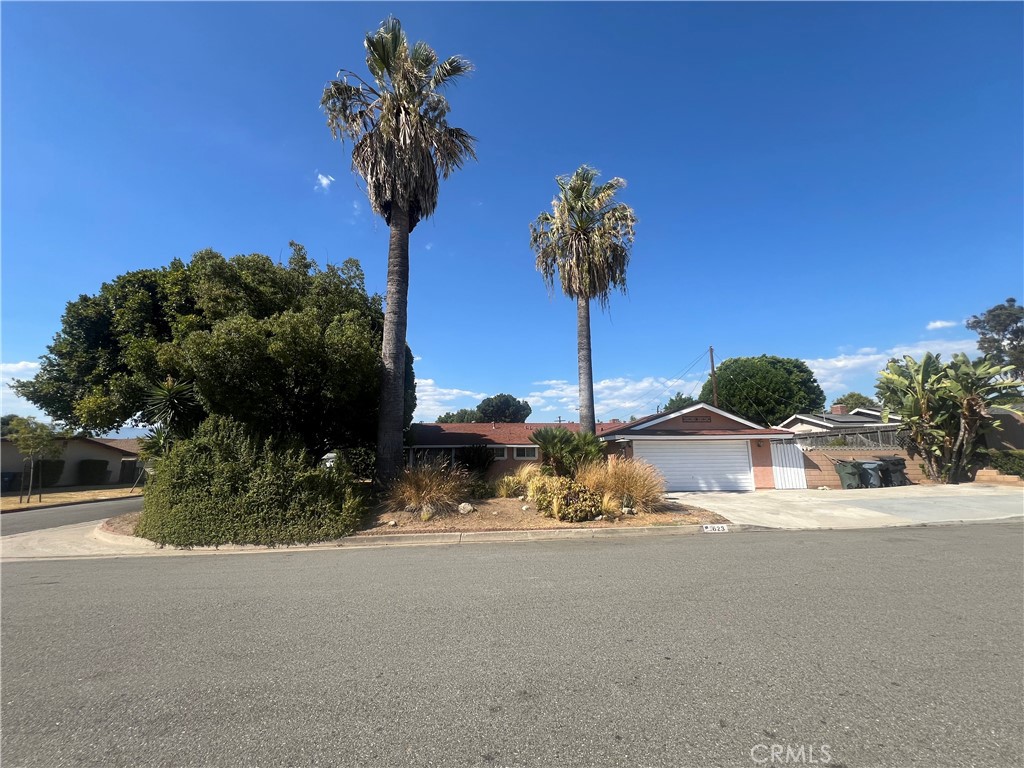 623 E Navilla Place