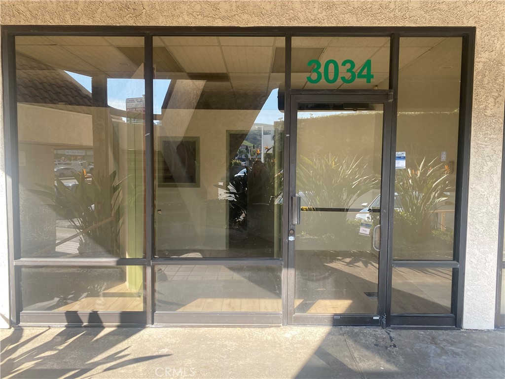 Downstairs Office Unit with individual offices and reception area with private restroom facilities in office space Central Air and Heat. New laminate flooring in most areas. Very busy location in Hacienda Heights. Entry area has one small office adjacent to front of unit. Spacious floor plan. Very close to 60 Freeway and businesses.