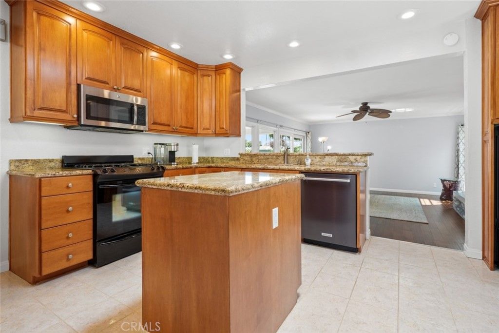 listing image 130729397519162802344