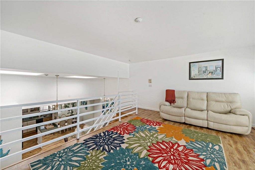 listing image 130727845463314516342