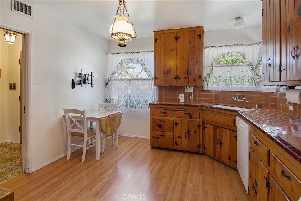 listing image 130722531424005569127