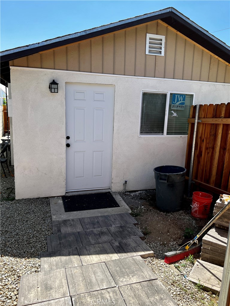 Fully remodeled 1 bedroom 1 bath with inside Washer/Dryer accepting section 8 & pet friendly! This unit is located in the city of Beaumont right off
of the I-10 Fwy near Beaumont Ave (Route 79). This is a cozy fully rehabbed 1 bedroom 1 bath unit. The bathroom has a full-size walk-in shower
with new vanity and tile flooring. It offers a new kitchen, new flooring, new paint, new plumbing, and lighting fixtures. Offers AC and heat with the
convenience of an inside washer and dryer hookups. The unit will come with the following appliances, stove, refrigerator, and washer/dryer set.
The maximum occupant number is 3, a must-see.