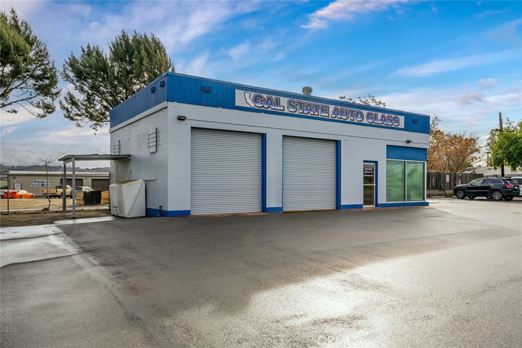 +/- 1,270 sf industrial space consisting of a workshop, office and storage. Small parking lot. Space faces Ramada Drive and Hwy 101. Asking $2.50 per sf gross.