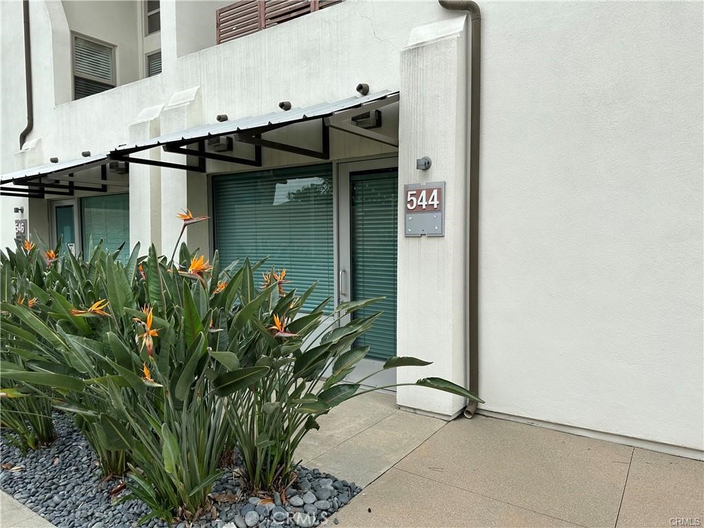 Office/retail on ground level at South Brea Loft located in the middle of the community for a quiet work space. Wood laminate
floors with lots of natural sun light for a cheerful atmosphere. Perfect for beauty related services, office. Great destination for
any business or employer. Lots of walk by traffic drive by traffic. Just down he way from Downtown Brea,
shops, fine dining, movies and restaurants.