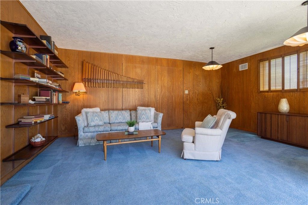 listing image 130722345899879909893
