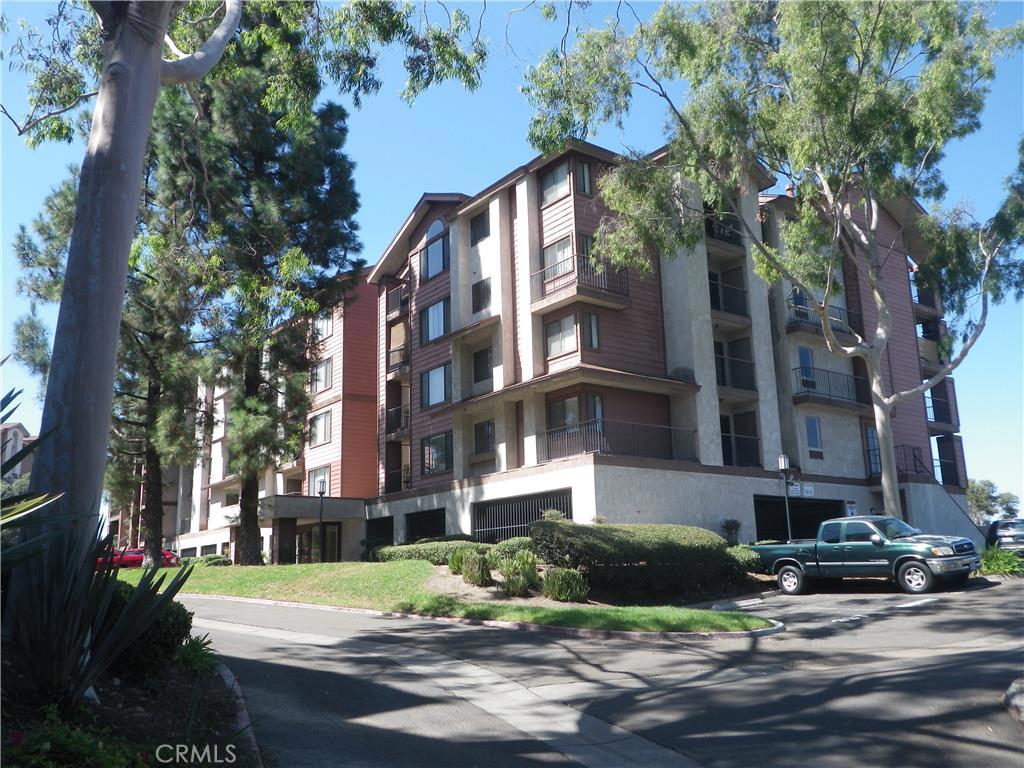 Corner unit with expansive view from Downtown San Diego to Cowles Mountain including Mount Soledad and Point Loma. Featuring two private balconies, two master bedrooms, two bathrooms, and in suite laundry. New paint and carpet throughout the unit. Centrally located and close proximity to SSDU, shopping center, downtown, and several major freeways.