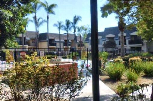Move-in ready condo!! Cleaned top to bottom! New paint throughout the property. Gated complex and friendly neighbors to keep you safe!