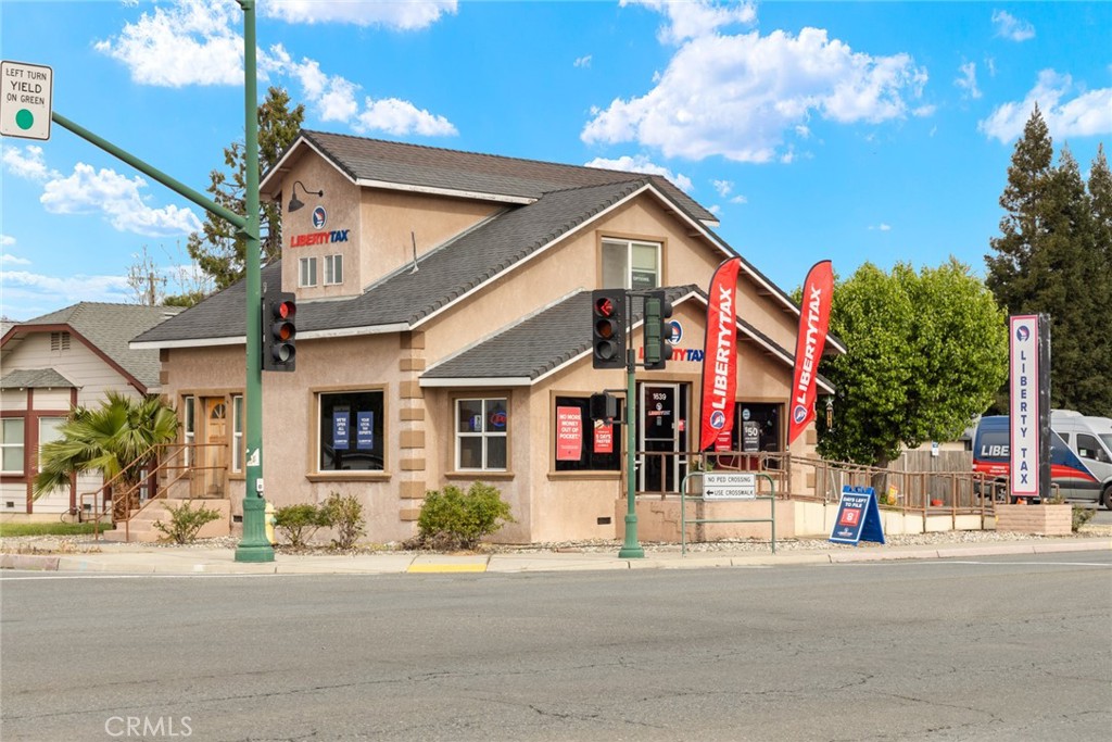 Prime location! This highly visible stand alone building offers prominent frontage on Highway 99 and benefits from a signalized corner location, ensuring easy access and maximum exposure. On-site parking provides convenience for both customers and employees. Located next door to Starbucks and directly across the street from Arco gas station and AutoZone, the building is surrounded by national retailers that drive consistent daily traffic. Offering exclusive signage opportunities and flexibility, making it ideal for service-based businesses, or as a strategic investment with existing qualified Tenant.