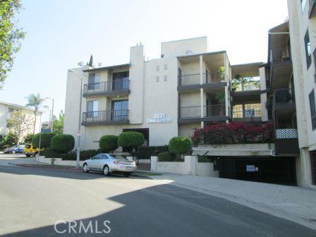 Bright 2 bedroom 2 bathroom condo in Los Angeles! This unit features laminate flooring and large windows.. Appliances include refrigerator, stove, washer, dryer, and microwave. 2 tandem parking spots, water, and trash are included. Located within 1 mile of the 405 and 10 freeways, Palms Middle School, Le Lycee Francais de Los Angeles, Palms-Rancho Park Branch Library, Palms Recreation Center, and the Palms Expo Line opening on 05/20.
