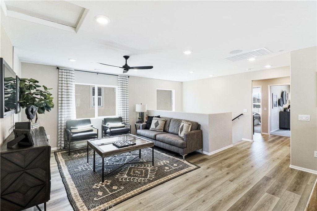 listing image 130729537006745186811