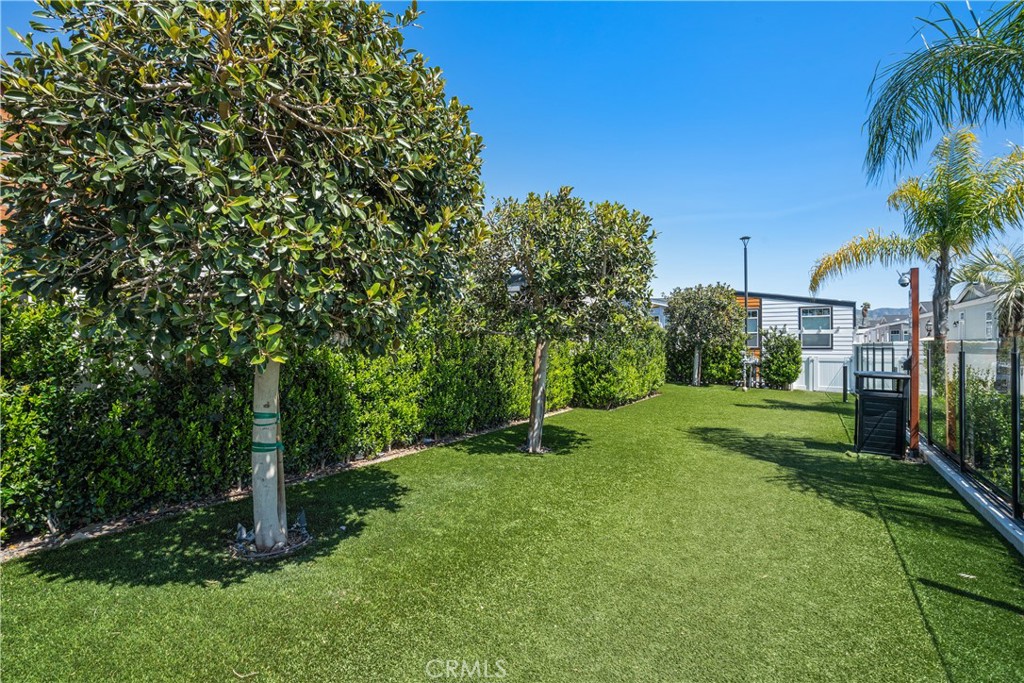 Photo 23 of 32 of 8250 Lankershim BLVD 24 mobile home