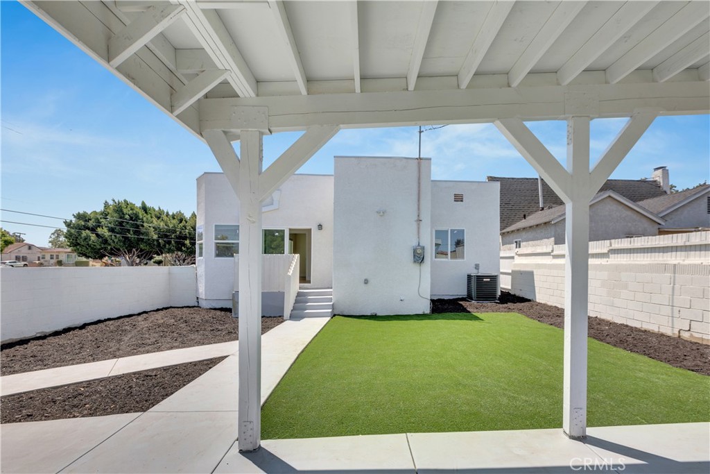 Photo 3 of 22 of 2101 W 76th Street house