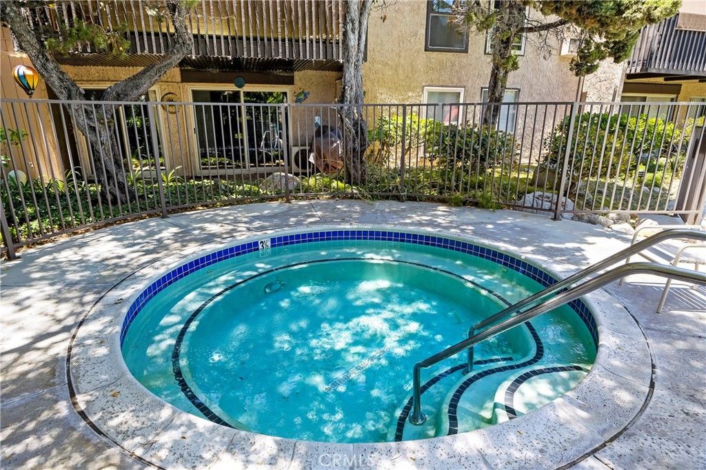 listing image 130726124821685414083