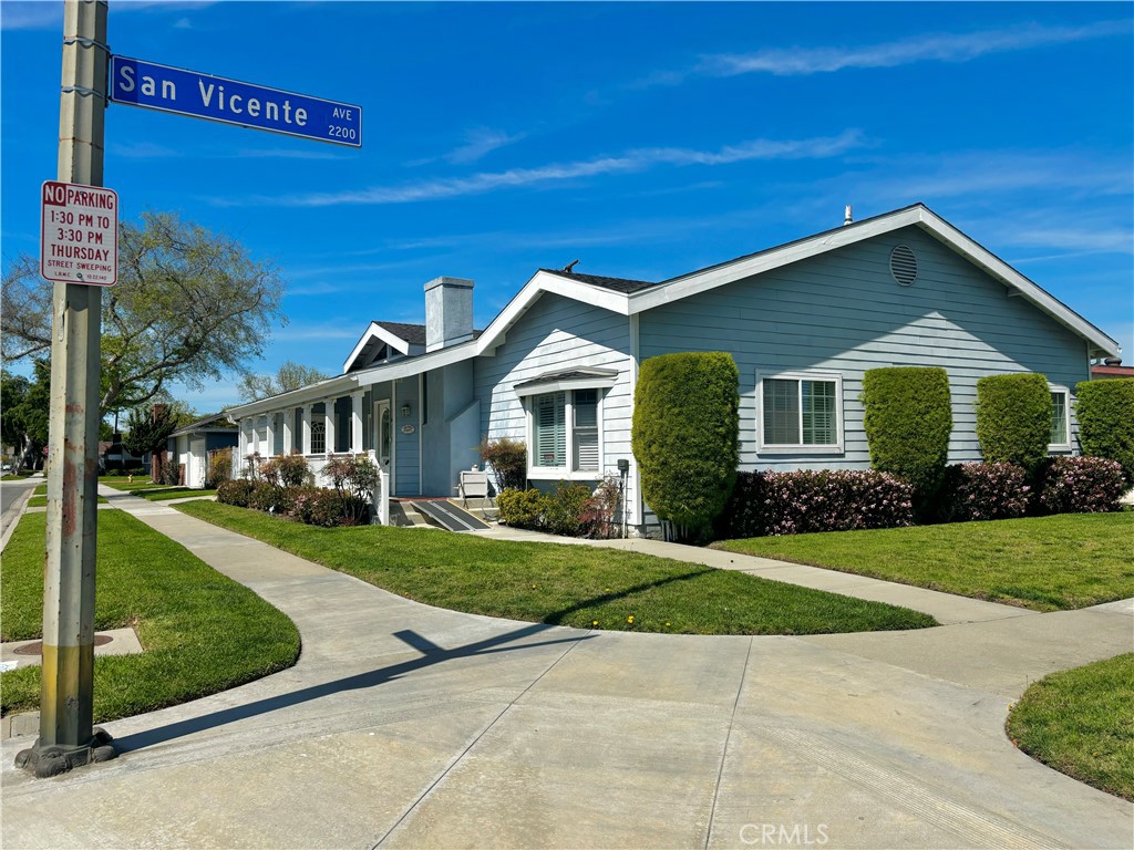 2207 San Vicente Ave