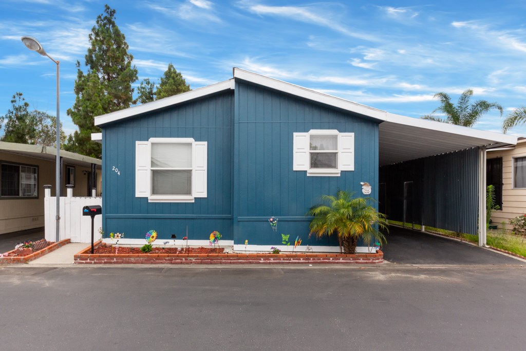 Blt 2000, Champion Home Builders Co. - Infiniti. Skylights in the Living room and Bathroom brings in lots of light. Laminate flooring throughout, inside laundry, ceiling fans throughout, open kitchen with corner built in cabinets, gas stove and dishwasher and more.