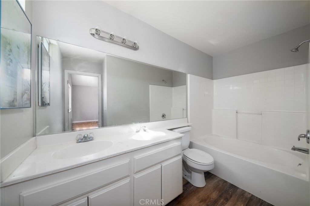 listing image 130726621453575330646