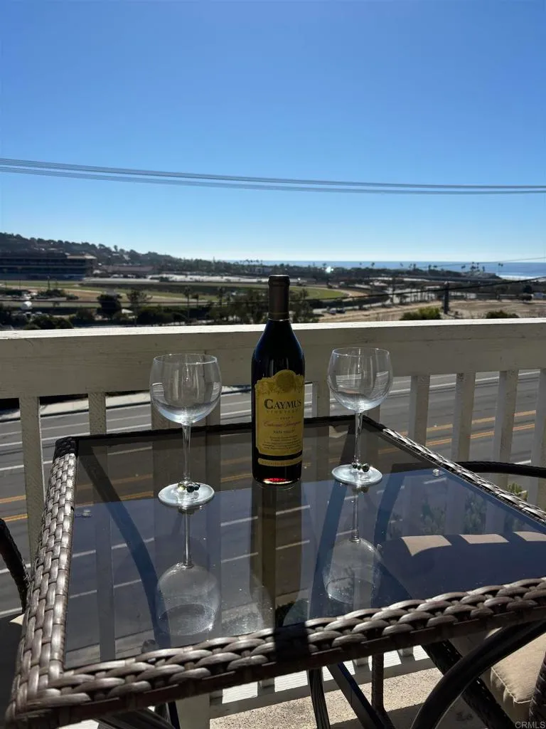 Solana Beach, California 92075, United States, 2 Bedrooms Bedrooms, ,2 BathroomsBathrooms,Residential,Active,19239