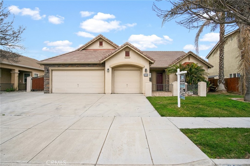 Main image without alt text