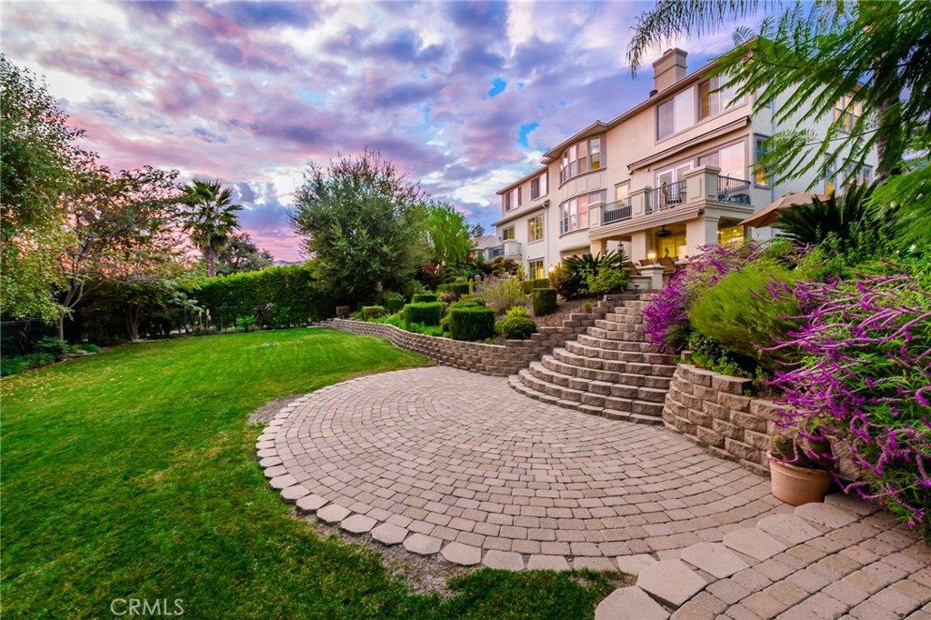 listing image 130725721899399254693
