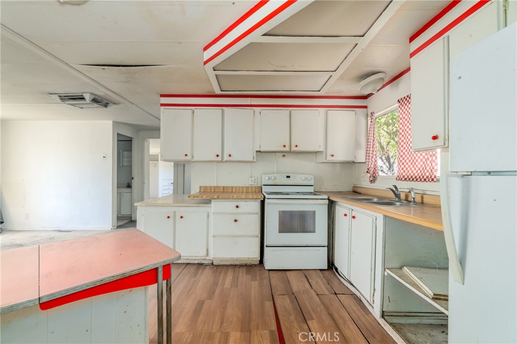 Photo 14 of 40 of 6613 Collier Avenue mobile home