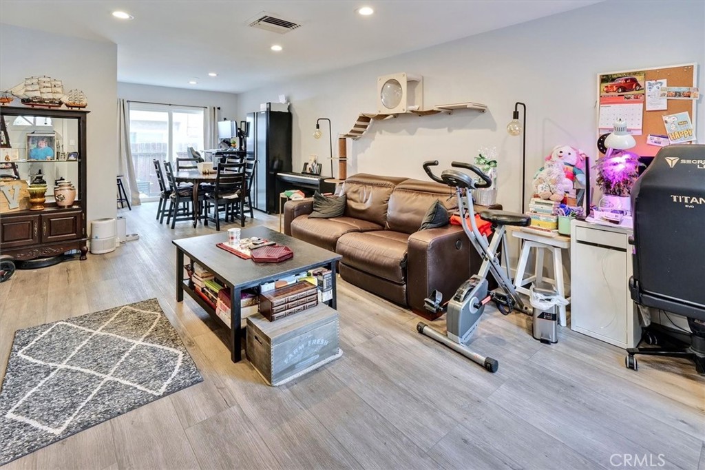 17135 roscoe boulevard 9