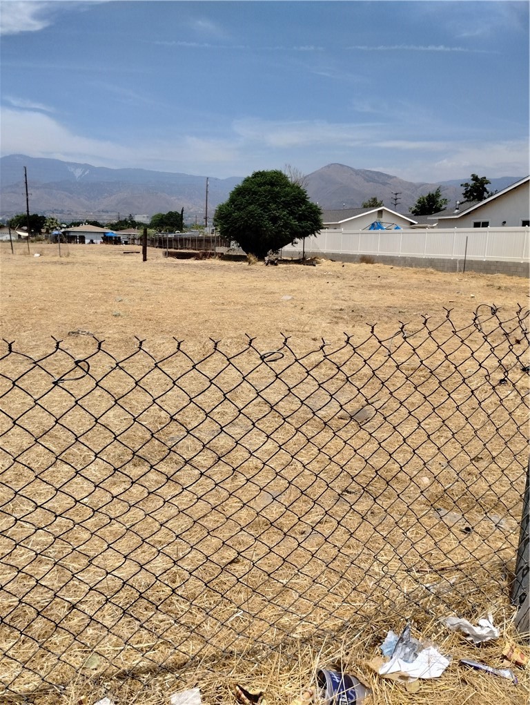Excellent investment, flat lot, could be ideal for Multi-plex development. Gas and electricity on the main entrance. The buyer(s) must check with the City for any future development.