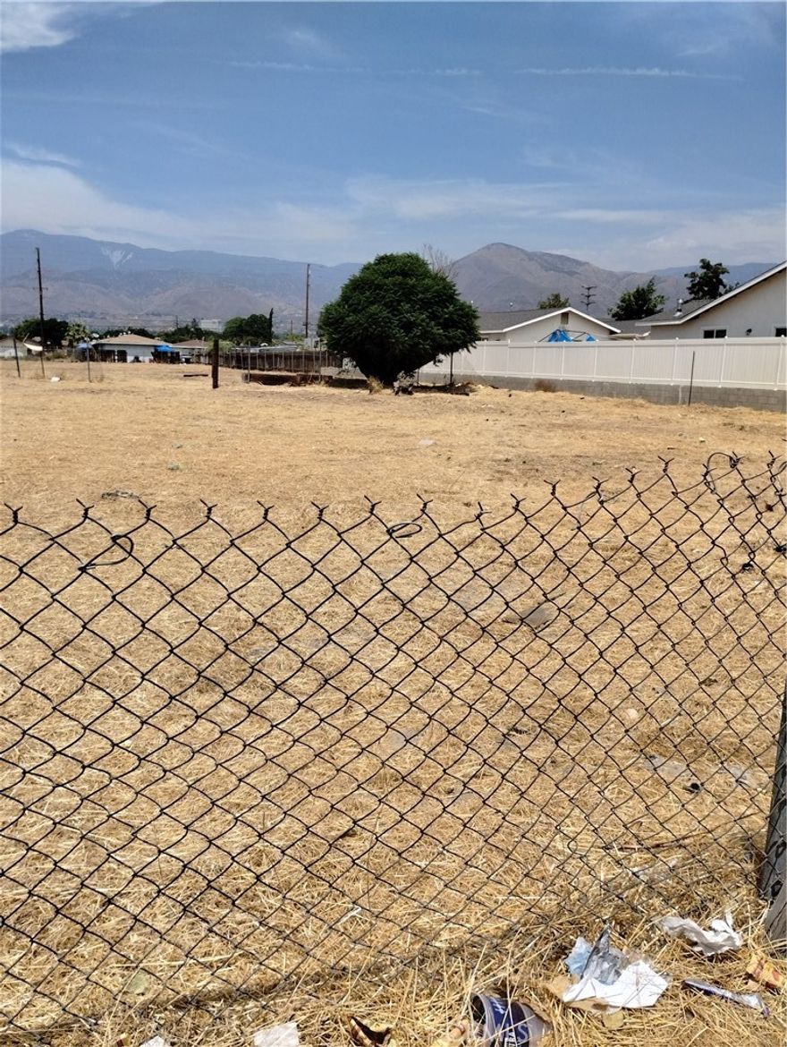 Excellent investment, flat lot, could be ideal for Multi-plex development. Gas and electricity on the main entrance. The buyer(s) must check with the City for any future development.