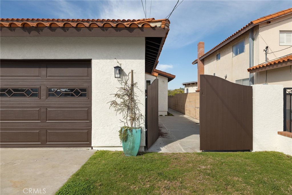 727 W Mariposa Avenue