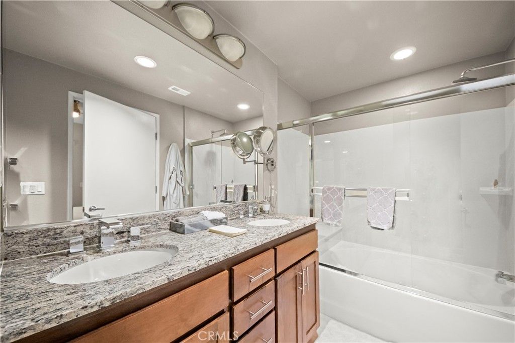 listing image 130725472704701644726