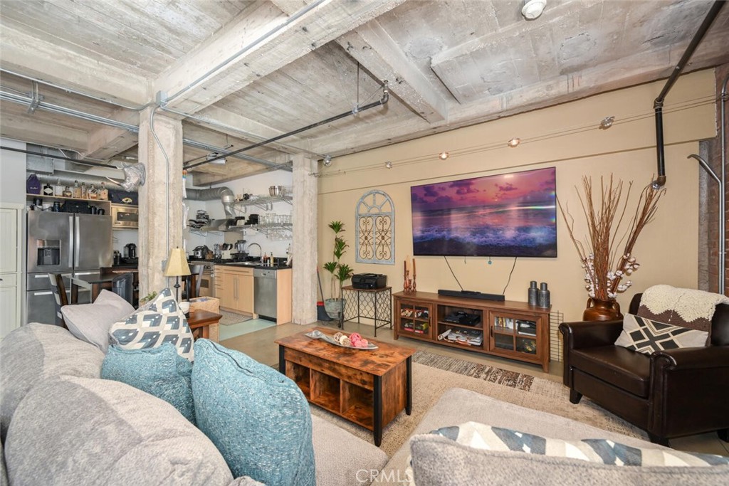 835 Locust Avenue 414