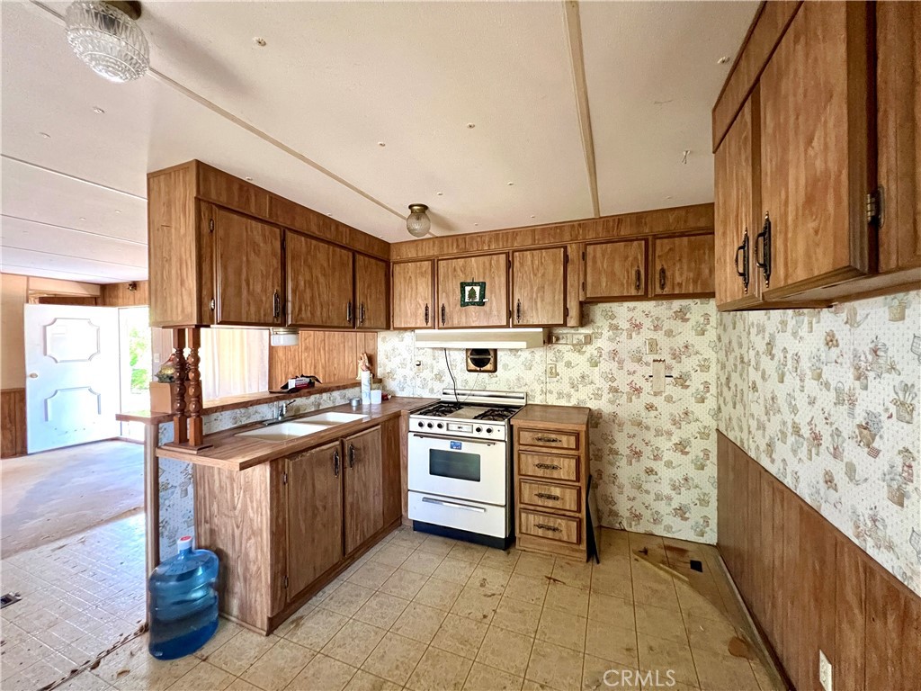 Photo 5 of 21 of 13109 1st Street mobile home