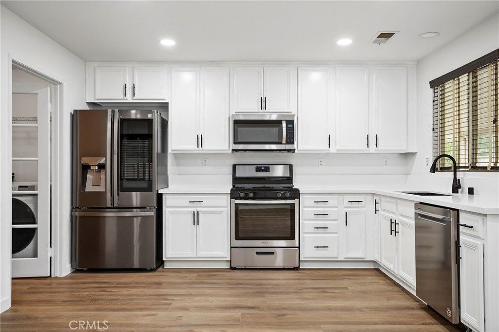 listing image 130728098634476369704