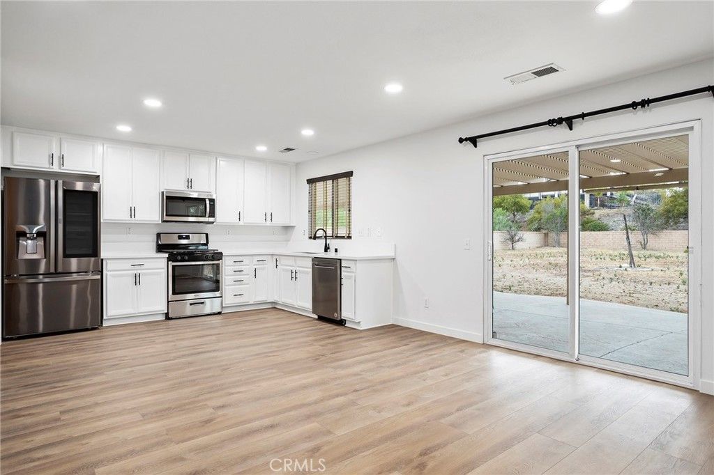 listing image 130726650258173375104