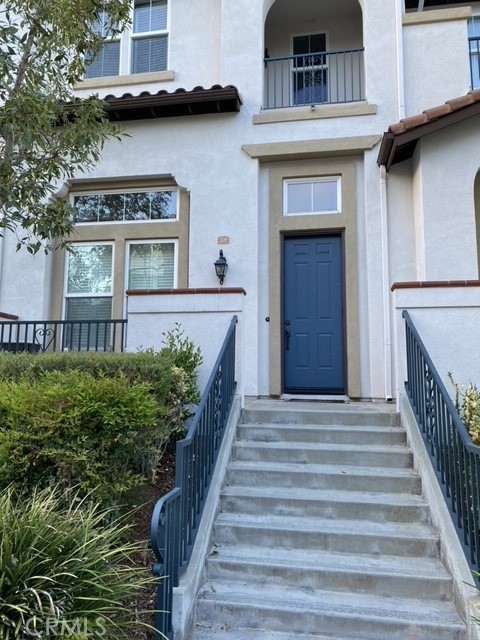 There is so much to love about the location of this clean and ready to move in home. It's just steps away from downtown Claremont full of many delicious restaurants, the beatiful Claremont Colleges, and the Metro station. This tri-level home has hardwood floors throughout, plantation shutters and stainless steel appliances. Enjoy the crisp pool and spa and usage of the BBQ.