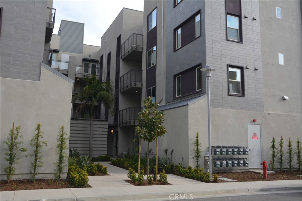 Brand new two bedroom condo with views of the mountains and city lights. Great location, in the heart of Irvine's financial center.
Stainless steel appliances, granite counter tops, attached washer, and dryer. The outside balcony provides plenty of space for entertaining and relaxing.
Full access to all neighborhood's clubhouse, which has pools and fitness center. Easy access to San Diego freeways and shopping centers.