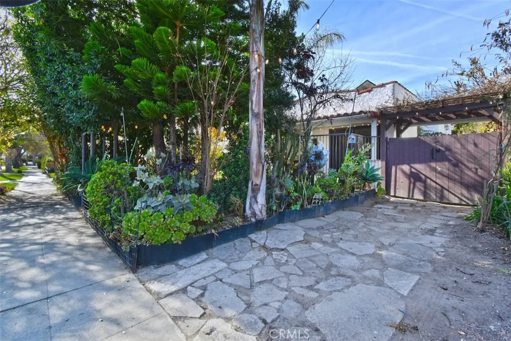 Los Angeles, California 90035, United States, 4 Bedrooms Bedrooms, ,3 BathroomsBathrooms,Residential,Active,21890