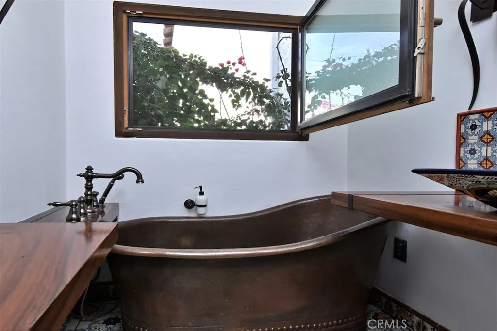 Los Angeles, California 90035, United States, 4 Bedrooms Bedrooms, ,3 BathroomsBathrooms,Residential,Active,21890