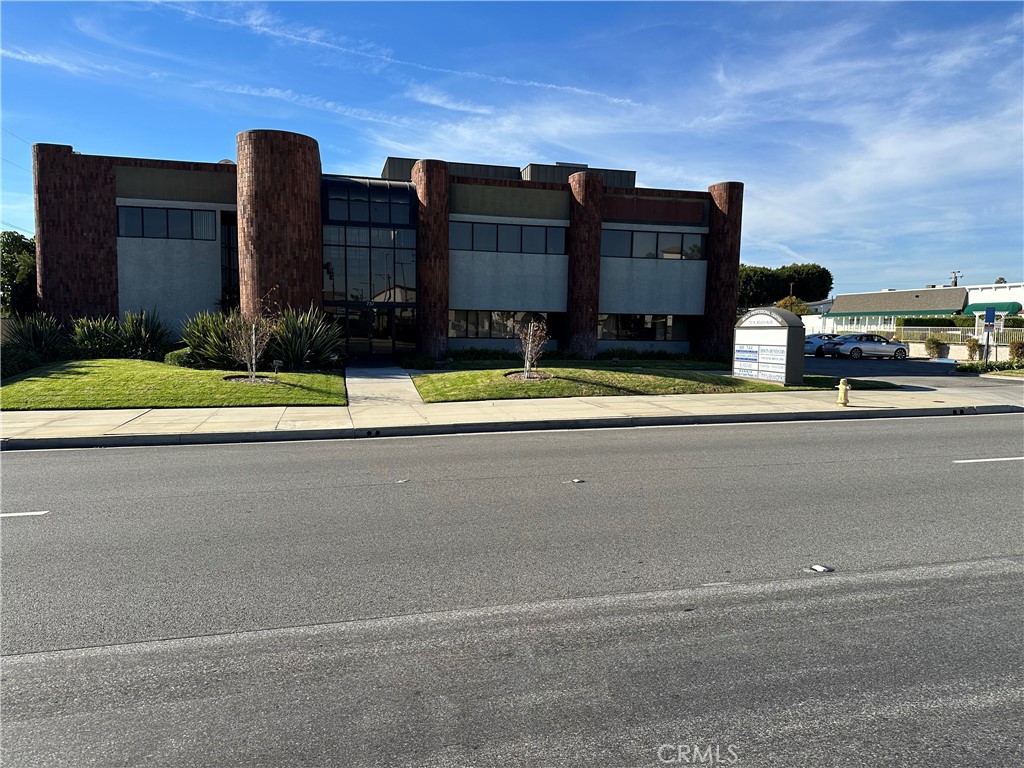 A great opportunity for an urgent care / medical office user. Formerly occupied by St. Jude which spent over 1 million in tenant improvements. The space is turn key ready for medical office. Property features ample parking and is surrounded by strong Demographics.
Signage availability with excellent exposure on busy Beach Blvd. Property features ample parking and is surrounded by strong Demographics.