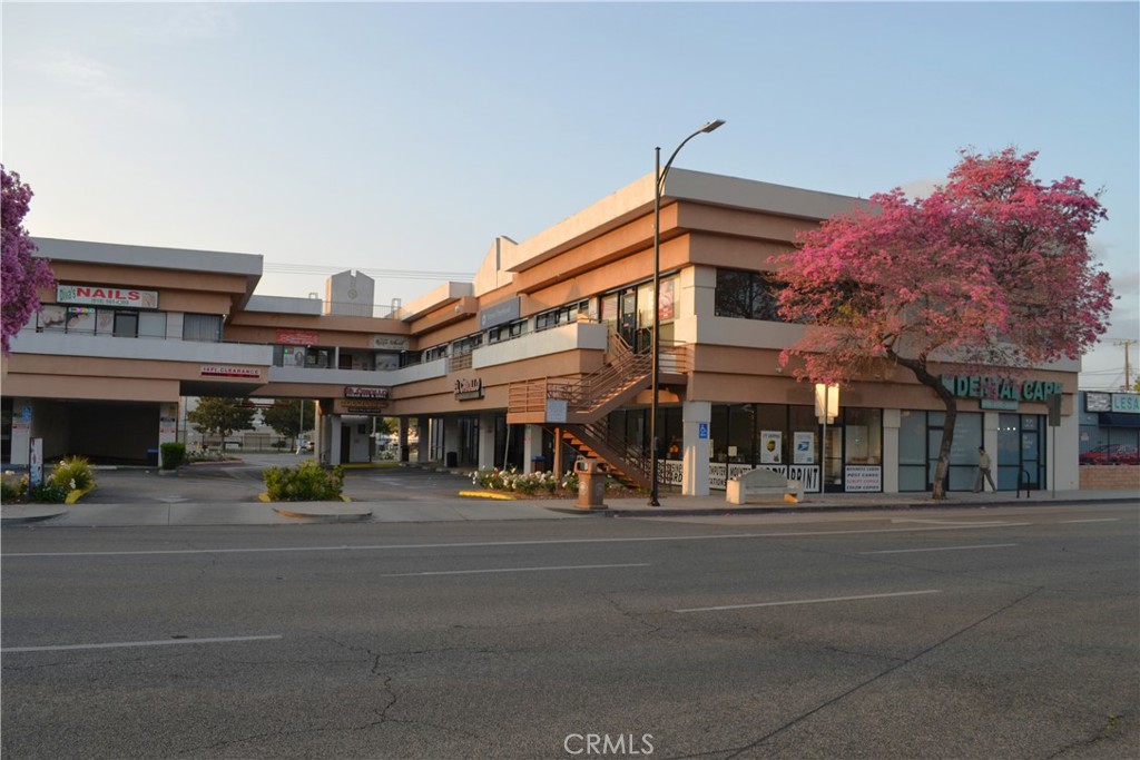 We are pleased to present 916 W Burbank Blvd Suite V1 & V2 for lease. Prime leasing opportunity in the heart of Burbank retail and commerce. Retail space is approximately 1,668 sf of rentable space. The property is sub-divided into two units, the property owner is open to leasing each unit individually or both combined. Located on the second level of the Burbank Terrace strip center, with complementary and well diverse businesses in beauty care, restaurants, sport apparel, and more.. Perfect location for medical office, chiropractors, general practitioners, tax/accounting firms, ice cream/frozen yogurt shops, coffee shops, and/or public notaries.
Ideally situated in Burbank’s most heavily trafficked intersection of Burbank Blvd and Victory Blvd, across from Costco and adjacent to McDonald’s, near the Burbank Empire Center and Walmart Supercenter. The property’s close proximity to major freeway off ramp (5 Fwy) on Burbank Blvd, is a competitive advantage for business growth potential or possible future location expansion..