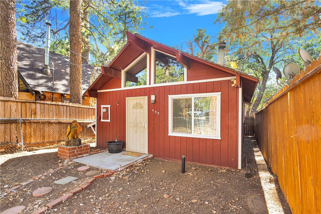 View Sugarloaf, CA 92386 house