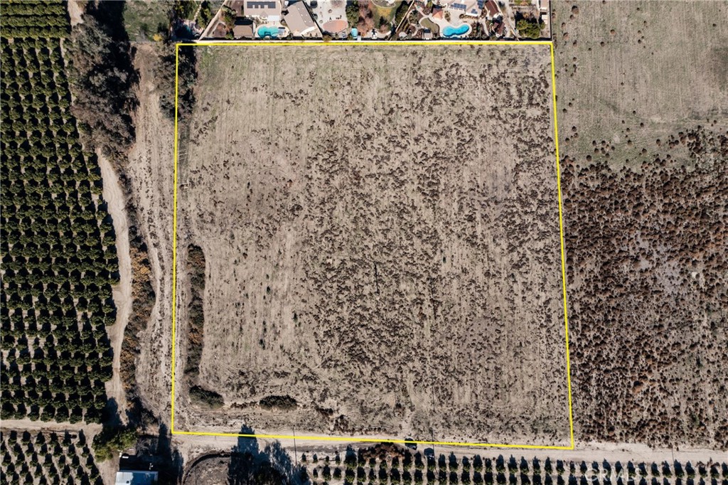 Over 10 acres of vacant land, flat and usable, next to a present subdivision and to citrus groves. Great for 1/2 acre home sites. All utilities available.
Price includes APNs, 552-120-006,008,009.