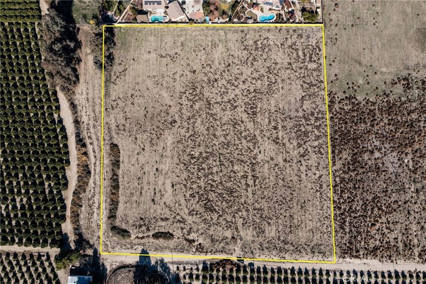 Over 10 acres of vacant land, flat and usable, next to a present subdivision and to citrus groves. Great for 1/2 acre home sites. All utilities available.

Price includes APNs, 552-120-006,008,009.