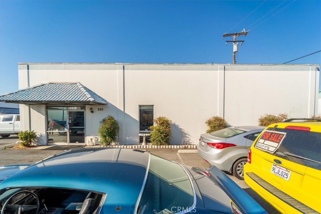 Excellent opportunity with prime city of Orange location! 6,000 square feet on a 13,068 sqft lot. Industrial building with 2 bay large roll up doors and high ceilings, 6 offices, a lunchroom and 4 bathrooms. Nice front desk reception area. There is an additional 2000 sqft(+-) of attic storage space. 14 marked parking spots and additional street parking. Excellent location just a short 5 blocks from the 57 freeway and Honda Center. Easy access to the 5, 57, 55, 22 and 91 freeways.