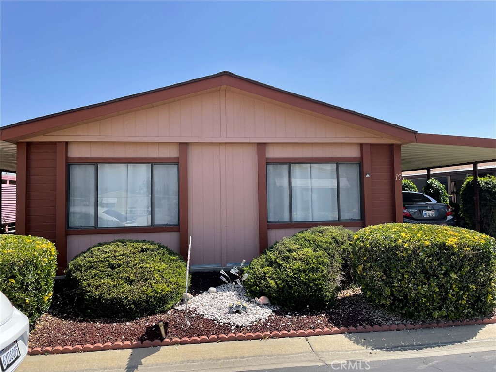 SENIORS.....THE FOOTHILLS OF HEMET....Hemet's finest 55+ community....Gated and secured....clean & quiet....wonderful neighbors and an active fun atmosphere....This home has a great floor plan with a large living room/dining room up front and a wonderful little room off the kitchen that would make an awesome office or TV/Media room....there's a slider leading out to a patio that's just grand for entertaining, BBQing or simply enjoying your morning coffee watching the sun come up....The bedrooms are really good sized as well as the closets...A home in this community at this price point will sell quickly so do not delay.